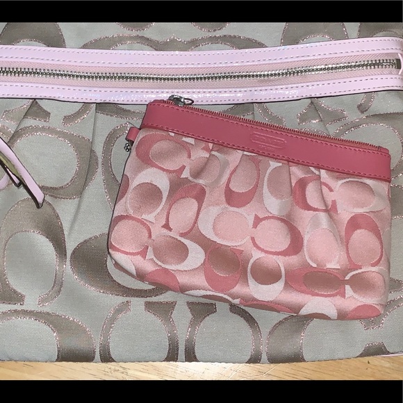 PRICE ⬇️🤩 COACH Dark Pink shades wristlet NEW - Picture 1 of 11